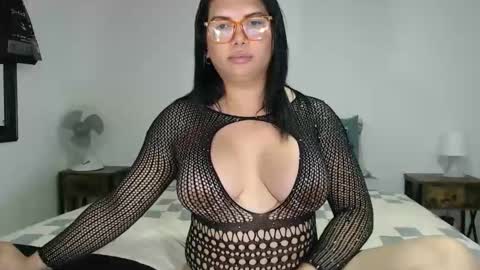 Snapshot of latinaflower_ts chatting on 05/27/26, 09:45 FLOR SALVAJE online show from 05/27/26, 09:45