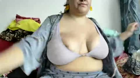 latinagoddess_isa online show from 09/28/25, 09:42