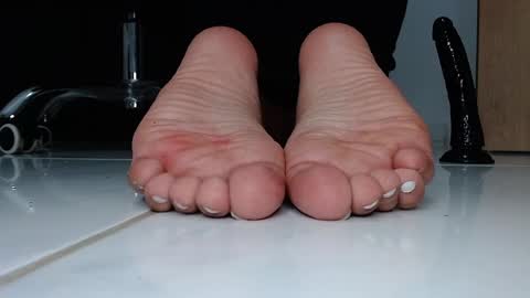 Snapshot of latinfeetqos chatting on 12/26/24, 06:41 Martina April online show from 12/26/24, 06:41