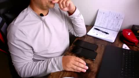 Snapshot of latino8484 chatting on 11/12/25, 09:10 latino8484 online show from 11/12/25, 09:10