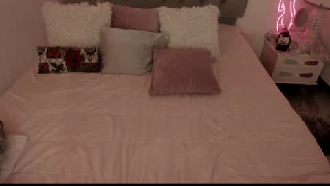 Laura online show from 01/07/25, 03:35