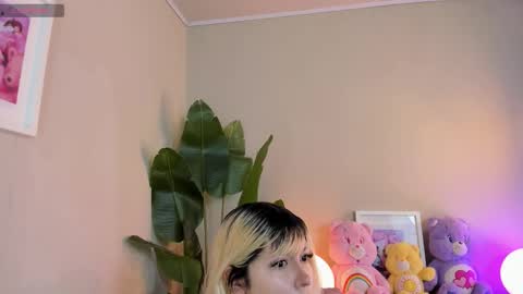 laukyubey1 online show from 12/15/25, 12:31