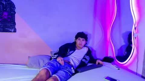 Snapshot of laura_and_kevin chatting on 10/04/25, 01:53 laura_and_kevin online show from 10/04/25, 01:53