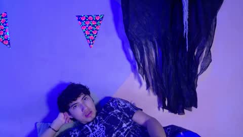 Snapshot of laura_and_kevin chatting on 10/11/25, 02:15 laura_and_kevin online show from 10/11/25, 02:15