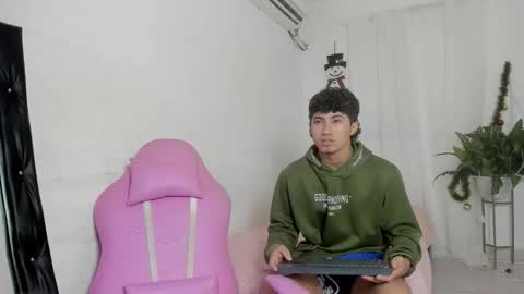 Snapshot of laura_and_kevin chatting on 12/15/25, 08:35 laura_and_kevin online show from 12/15/25, 08:35