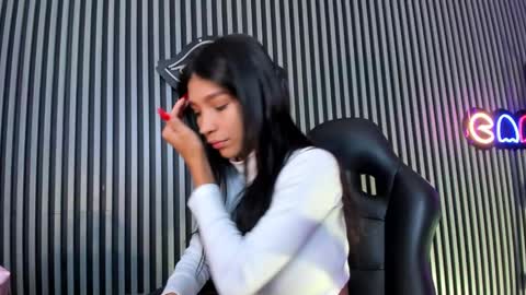 Laura online show from 02/07/25, 01:01