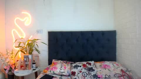 LAURA online show from 04/02/26, 04:26