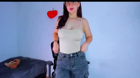 Snapshot of laura_ivy chatting on 06/19/26, 01:15 LauraIvy online show from 06/19/26, 01:15