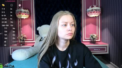 Laura online show from 04/10/26, 03:06