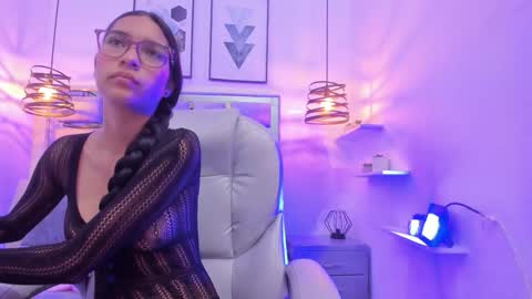 laura stuar online show from 10/30/25, 11:44