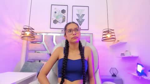 laura stuar online show from 11/26/25, 01:12