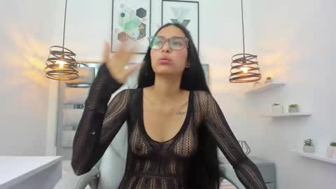 laura stuar online show from 12/05/25, 03:04