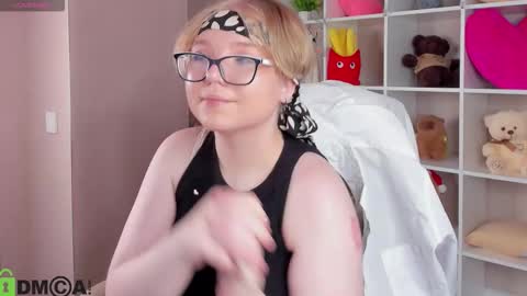 Snapshot of lauraaa_smith chatting on 02/03/26, 09:58 Laura online show from 02/03/26, 09:58