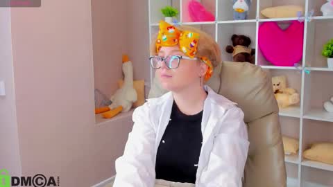 Snapshot of lauraaa_smith chatting on 02/05/26, 09:25 Laura online show from 02/05/26, 09:25