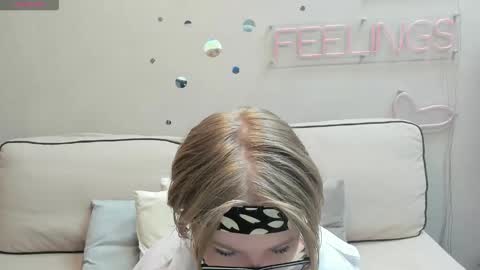 Snapshot of lauraaa_smith chatting on 02/23/26, 12:52 Laura online show from 02/23/26, 12:52