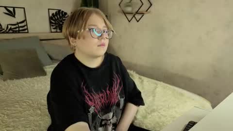 Snapshot of lauraaa_smith chatting on 02/27/26, 08:03 Laura online show from 02/27/26, 08:03