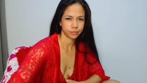 lauracb          online show from 10/12/25, 08:46