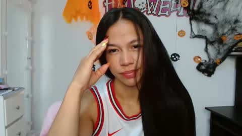 lauracb          online show from 10/19/25, 07:14