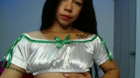 lauracb          online show from 11/28/25, 04:59