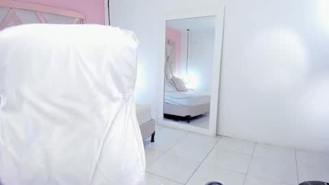 laura  online show from 12/01/25, 09:09