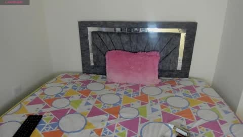 laurasofia01 online show from 04/05/26, 03:09