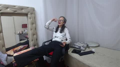 Laura Sofia online show from 04/10/26, 12:38