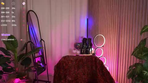  Laura  online show from 11/25/25, 05:40