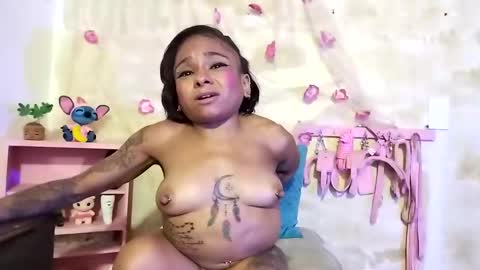 Snapshot of lauren_hills7069 chatting on 01/15/25, 07:48 Lauren online show from 01/15/25, 07:48