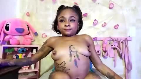 Snapshot of lauren_hills7069 chatting on 01/23/25, 05:45 Lauren online show from 01/23/25, 05:45