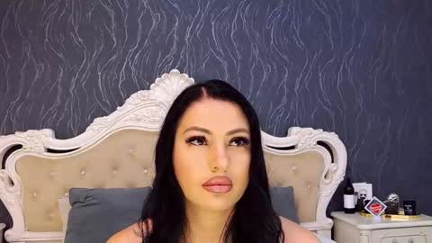 Snapshot of laurenjenssen chatting on 11/13/25, 08:35 Laura online show from 11/13/25, 08:35