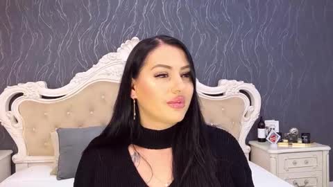 Snapshot of laurenjenssen chatting on 11/17/25, 03:29 Laura online show from 11/17/25, 03:29