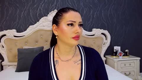 Snapshot of laurenjenssen chatting on 12/17/25, 09:48 Laura online show from 12/17/25, 09:48