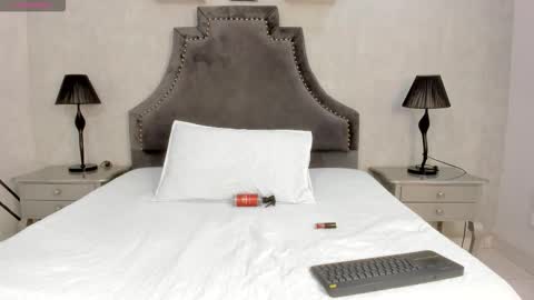 Snapshot of laurensnow1_ chatting on 11/04/25, 01:43 Lauren online show from 11/04/25, 01:43