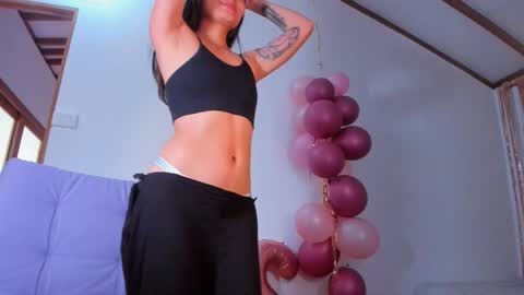 Snapshot of laurent_a chatting on 01/03/25, 05:53 Lucie online show from 01/03/25, 05:53