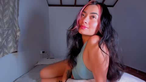 Snapshot of laurent_a chatting on 02/01/25, 10:05 Lucie online show from 02/01/25, 10:05