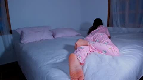 Snapshot of laurent_a chatting on 03/06/25, 12:10 Lucie online show from 03/06/25, 12:10