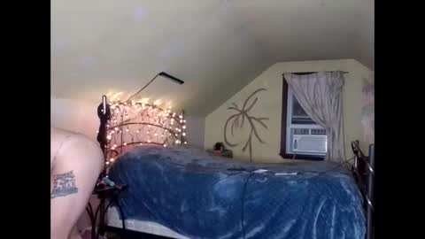 Snapshot of laureybabe44 chatting on 12/18/24, 10:57 Lauren online show from 12/18/24, 10:57