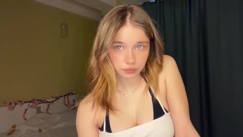 Snapshot of laurineleconey chatting on 03/02/26, 11:06 Bella online show from 03/02/26, 11:06