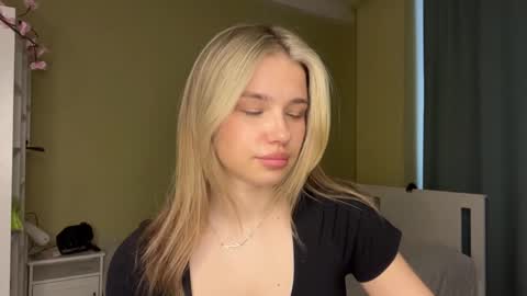 Bella online show from 04/08/26, 11:21