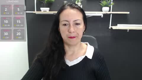 Snapshot of lauryn_jones chatting on 06/10/26, 05:45 Laury online show from 06/10/26, 05:45