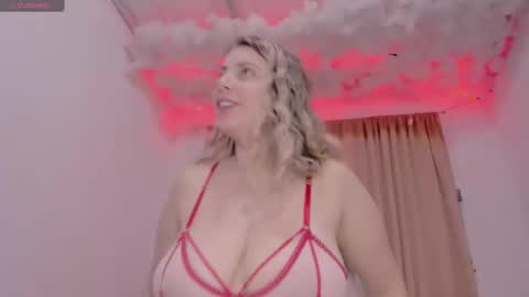 Snapshot of lauu_g chatting on 01/12/25, 06:49 Lauu G online show from 01/12/25, 06:49