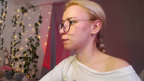 Mia online show from 03/31/26, 10:48