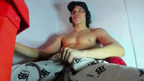 Snapshot of lax777_ chatting on 11/21/25, 08:35 ZAmbrano online show from 11/21/25, 08:35