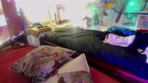 Laye19 online show from 01/23/25, 06:03