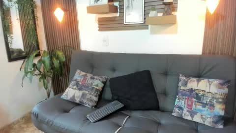 Layla online show from 11/12/25, 09:36