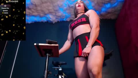 Snapshot of layla_dominac chatting on 10/11/25, 11:42 Layla help me with your thumbs up its important online show from 10/11/25, 11:42