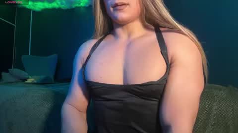 Layla   help me with your thumbs up its important  online show from 06/26/26, 02:49