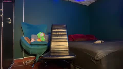 Layla   help me with your thumbs up its important  online show from 07/10/26, 08:50