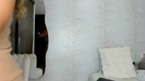 Snapshot of layla_vanegas chatting on 10/20/25, 09:59 Layla Vanegas online show from 10/20/25, 09:59