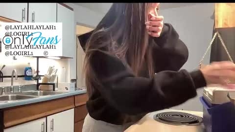 laylahlaylah1 online show from 12/21/25, 11:50